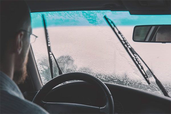 Multas que pueden ponerte en coche cuando llueve