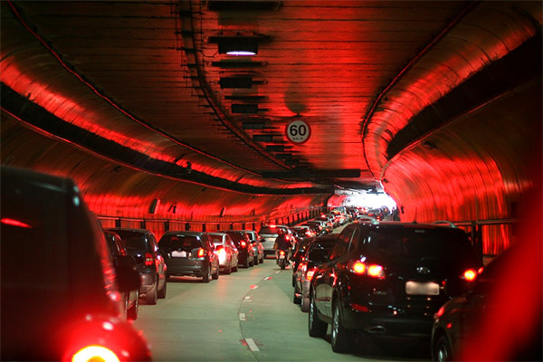 Multas que pueden ponerte por usar mal las luces del coche