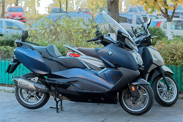 Multa por aparcar la moto en la acera