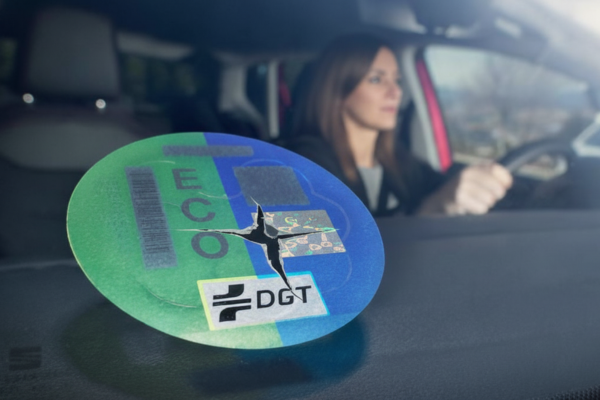 Multas por pegatina ambiental mal colocada o dañada: ¿son legales? Multas por pegatina ambiental mal colocada o dañada: ¿son legales?