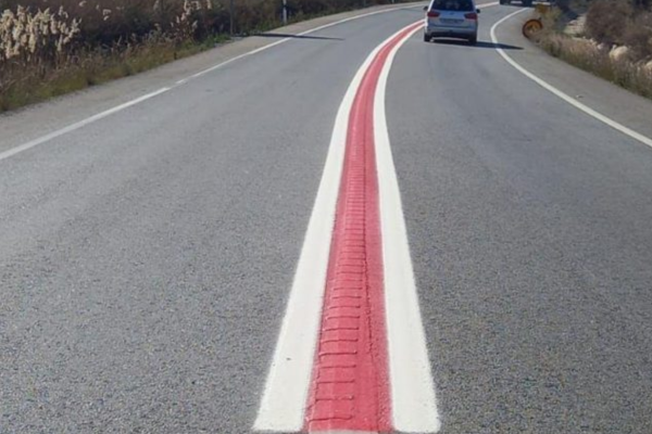 ¿Qué pasa si cruzas una línea roja en carretera? Sanciones y puntos