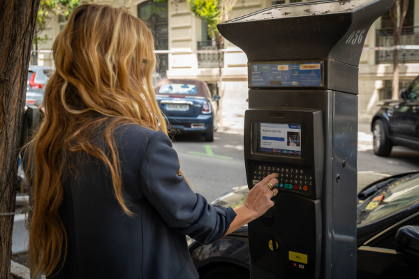 Vehículos ECO y CERO: ¿me pueden multar al aparcar en zona azul o verde?