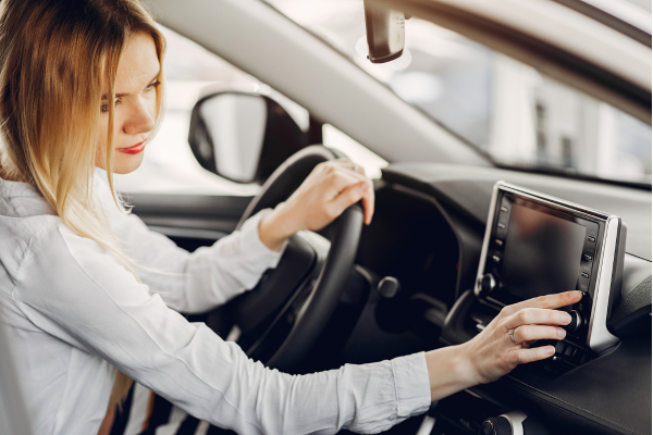 ¿Pueden multarte por tocar la pantalla del coche mientras conduces? ¿Pueden multarte por tocar la pantalla del coche mientras conduces?
