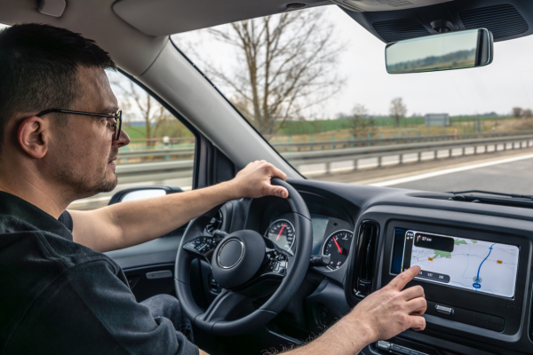¿Pueden multarte por tocar la pantalla del coche mientras conduces? ¿Pueden multarte por tocar la pantalla del coche mientras conduces?