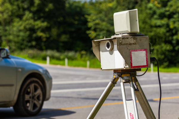 Radar m&oacute;vil en coche camuflado