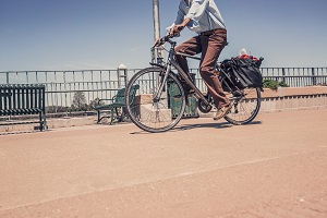 Ciclista paseando por ciudad