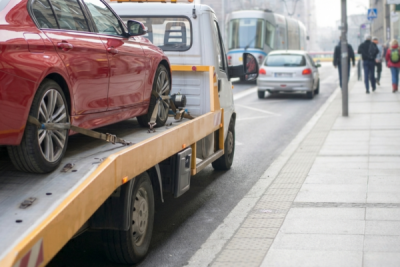 Me multaron sin estar presente cuando retiraron mi coche: ¿es legal y puedo recurrir?